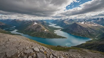 En storslagen utsikt over Besseggen fjellrygg i Jotunheimen nasjonalpark, Norge.