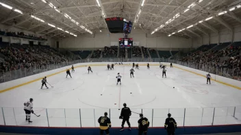 En stor innendørs isbane med hockeyspillere som spiller en kamp