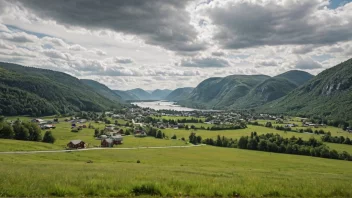 En naturskjønn landsbygd i Norge med en blanding av naturlandskap, gårder og småsamfunn.