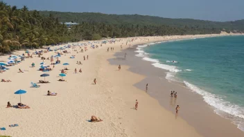 En pittoresk utsikt over en lang, sandfylt strand med mennesker som nyter solen og havet.