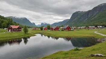 Et idyllisk norsk landskap med en liten bosetning i bakgrunnen.