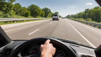 En sjåfør kjører råkjøring på motorveien, med et uskarpt bakgrunnsbilde for å understreke faren og uansvarligheten i handlingen.