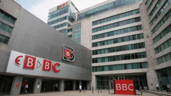 BBC-logoen på en moderne kringkastingsbygning