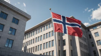 Justisministeriets bygning, med et norsk flagg som vifter i forgrunnen.