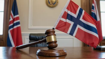 En dommers hammer på et skrivebord med et norsk flagg i bakgrunnen, symboliserer det norske rettssystemet