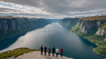 En utkikksplass med en storslagen utsikt over en norsk fjord.