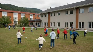 En norsk barneskole med en lekeplass og barn som leker utenfor