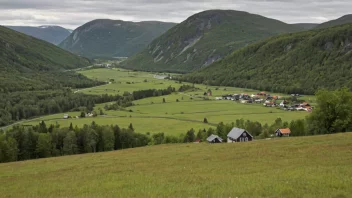 Et idyllisk landskap med rullende åser og grønne enger, med en liten gruppe bygninger i det fjerne, omgitt av trær og en svingete vei.