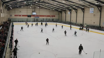 En stor innendørs isbane med mennesker som går på skøyter og spiller hockey