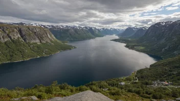 Et fredelig landskap av Mjosundet, som viser dens naturskjønnhet