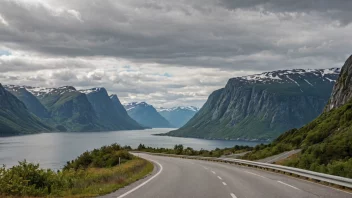 En naturskjønn kystvei i Norge med fjell og fjorder i bakgrunnen.