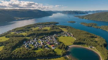 En malerisk bygd omgitt av fjell og vann