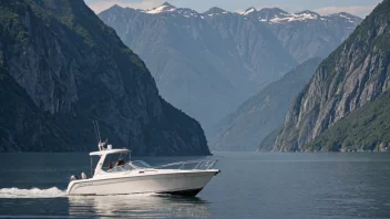 En motorkrysser som seiler på en fjord