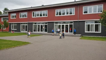 En norsk grunnskolebygning med en lekeplass og barn som leker utenfor