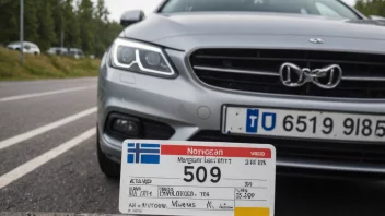 En bil med norsk nummerplate, med en faktura eller regning i forgrunnen.