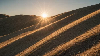 Et bilde av en skråning eller en ås med solen som skinner på den, viser hvordan solens bevegelse påvirker terrenget.