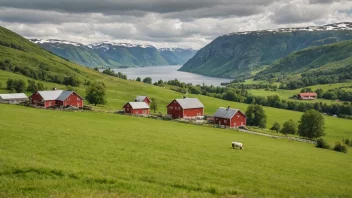 Et pittoreskt norsk gårdsbruk med en rød låve og grønne enger.