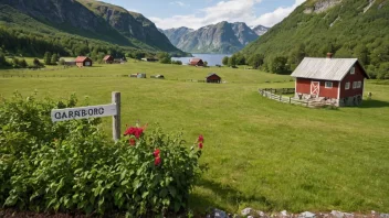 Et idyllisk landskap av en tradisjonell norsk gård med et rødt trehus og en skilt som leser 'Garborg' i forgrunnen