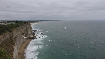 En fantastisk utsikt over havet fra en klippe.