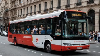 En rundturssbuss kjører gjennom en by.