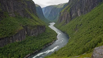 Et elvegjel i Norge med bratte klipper og en elv som renner gjennom det.