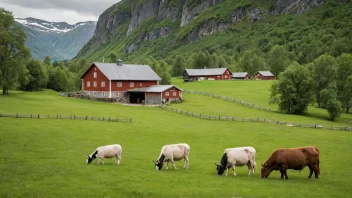 En idyllisk norsk bondegård med et rødt hus og en stor låve, omgitt av grønne marker og dyr som beiter i det fjerne.