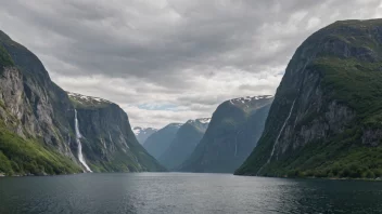 En fantastisk utsikt over en norsk fjord med frodige grønne fjell og glitrende fossefall.