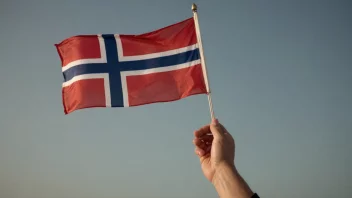 En person holder stolt et norsk flagg, symboliserer patriotisme og feiring.