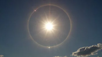 En vakker hælhimmel rundt solen på himmelen