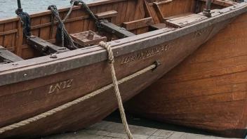 En losningsbåt, en type båt som brukes til å losse eller laste varer, fortøyd ved en havn.