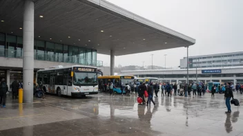 En moderne skysstasjon med mennesker som venter på busser og tog