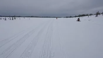 Et snøscooterspor i snøen