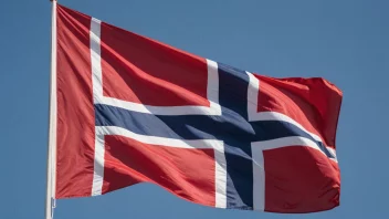 Et norsk flagg med kanton, som vifter i vinden.