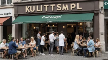 En gruppe mennesker samlet rundt en trendy kafé med en skilt som sier 'kultstempel' i store bokstaver.