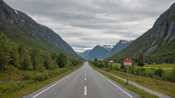 En svingete vei på den norske landsbygda med et skilt som indikerer at den ikke er en næringsvei