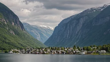 En malerisk landsby i Norge med tradisjonelle hus og en storslagen natur.