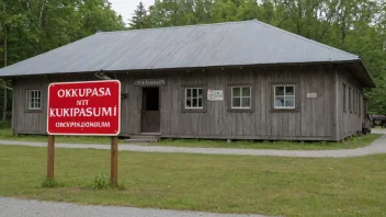 En museumsbygning med en skilt som leser 'Okkupasjonsmuseum' på norsk.