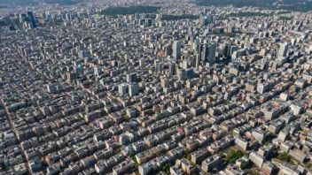 Flyfoto av en by med høy befolkningstetthet, slik som Oslo eller Tokyo.