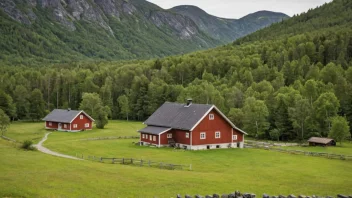 Et tradisjonelt norsk småbruk med et lite hus og en låve.