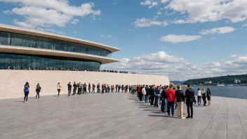 En gruppe turister på en guidet tur foran Operahuset i Oslo.