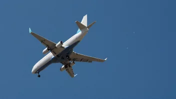 Et foto av et kommersielt fly i luften