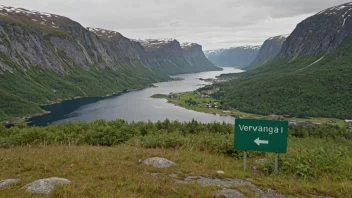 Et idyllisk norsk landskap med et skilt eller et kart som viser beliggenheten til Vevang.