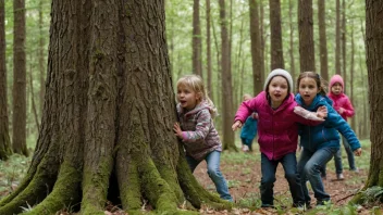 Barn som spiller skjulelek i en skog.