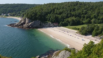 Et naturskjønt kystområde med sandstrender, steinete kyster og frodige grønne skoger.