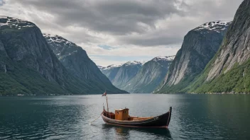 En tradisjonell norsk utskyllingbåt i en fjord, med fjell i bakgrunnen.