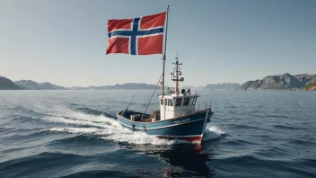 En fiskebåt midt i et rolig hav, med et norsk flagg som vifter i vinden.