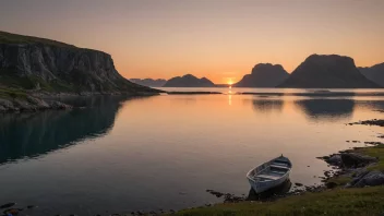 Et fredelig bilde av Alsten øy i Norge, med en liten fiskebåt og en vakker solnedgang.