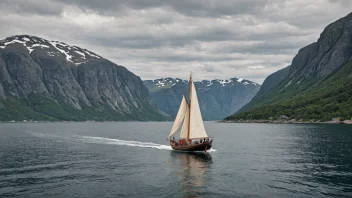 En tradisjonsbåt som seiler langs kysten.