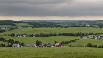 Et fredelig landskap av Rødlands med en blanding av grønt og strukturer.