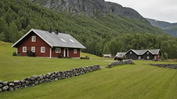 En tradisjonell norsk gård med en liten hytte for gårdsarbeidere, omgitt av rullende åser og marker